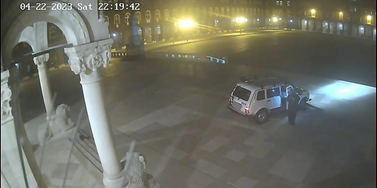 Rendőrkézen a romantikus rongáló – terepjáróval hajtott fel a Szegedi Dóm lépcsőjén, majd táncra kérte hölgypartnerét 