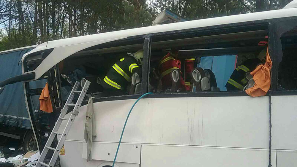 „Mint egy konzervnyitó, úgy szelte ketté a busz jobb oldalát a teherautó pótkocsija” – A váltósofőr lehet a szlovákiai buszbaleset halálos áldozata