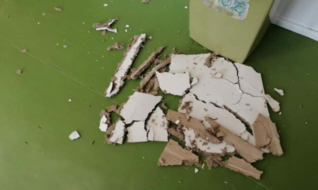 Tanóra közben omlott le az egyik óbudai elitgimnáziumban a tanterem plafonjának egy darabja