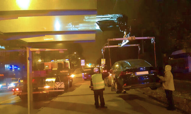 Két autó rohant egymásba a 8. kerületben: az egyik kocsi a villamossíneken áll a Fiumei úton