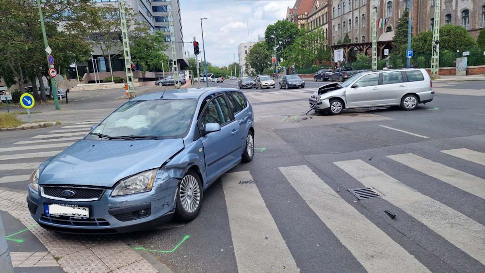 Újabb telezöldes baleset: A zebrán keresztül a járdára sodródott egy autó Zuglóban, szerencsére nem volt ott senki – helyszíni fotók
