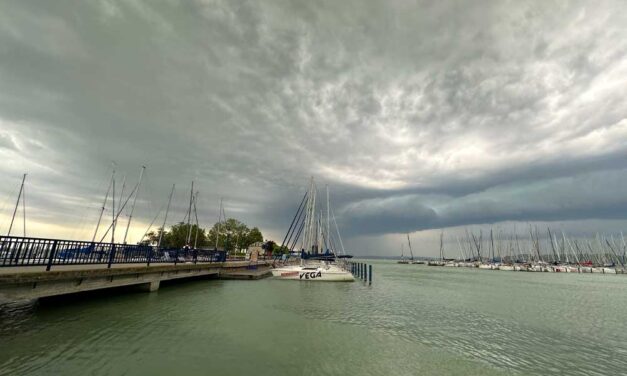 Megjöttek a hivatalos adatok: 130 ezres visszaesést hozott az első félév a Balatonnál, Budapest tartja a frontot