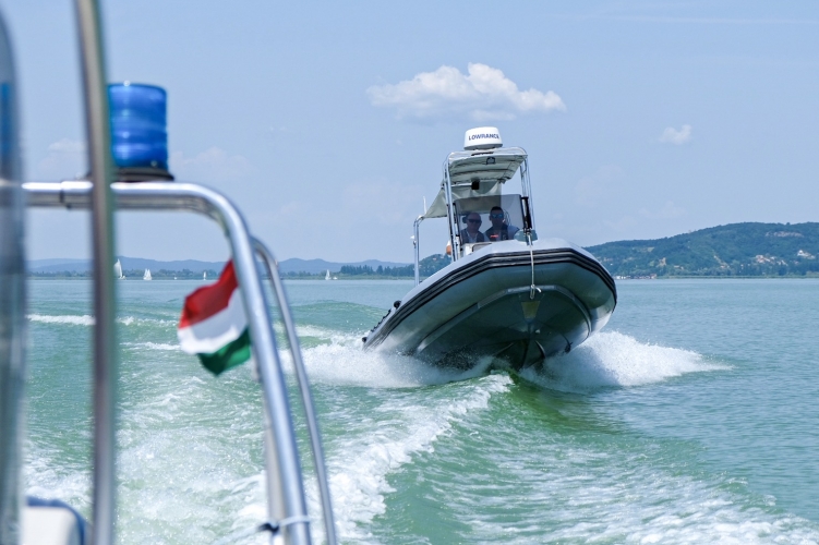 Piásan hajókázott egy budapesti férfi a Balatonon, de szerencsétlenségére lerobbant, ugrott is a vezetői engedélye