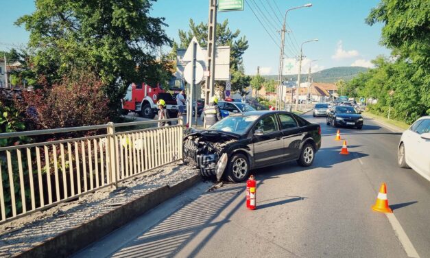 Baleset Budakeszin: a híd korlátjának ütközött egy autó, a mentőknek is volt dolguk a helyszínen
