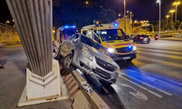 Túl nagy volt a tempó, két keréken állt meg a Corsa az Erzsébet híd budai hídfőjénél – két lány is kórházba került a durva ütközés után