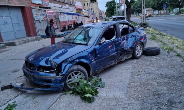 Törtek a vasak Kőbányán: letarolta a korlátokat és a tetejére borult egy BMW a kínai piacnál