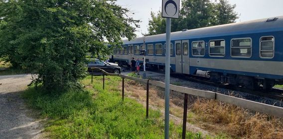 Súlyos baleset a Balatonnál: vonattal ütközött egy autó, a sofőr a fénysorompó tilos jelzése ellenére hajtott a sínekre
