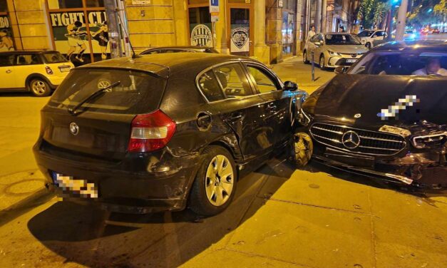Az Üllői úton karambolozott a grúz nagykövet szolgálati autója – alaposan megpördítette a Mercedes a BMW-t