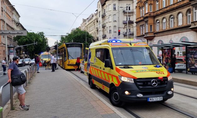 Elütött egy embert a 4-es villamos! Rohamkocsival vitték a Honvédkórházba az idős férfit a Ferenc körútról