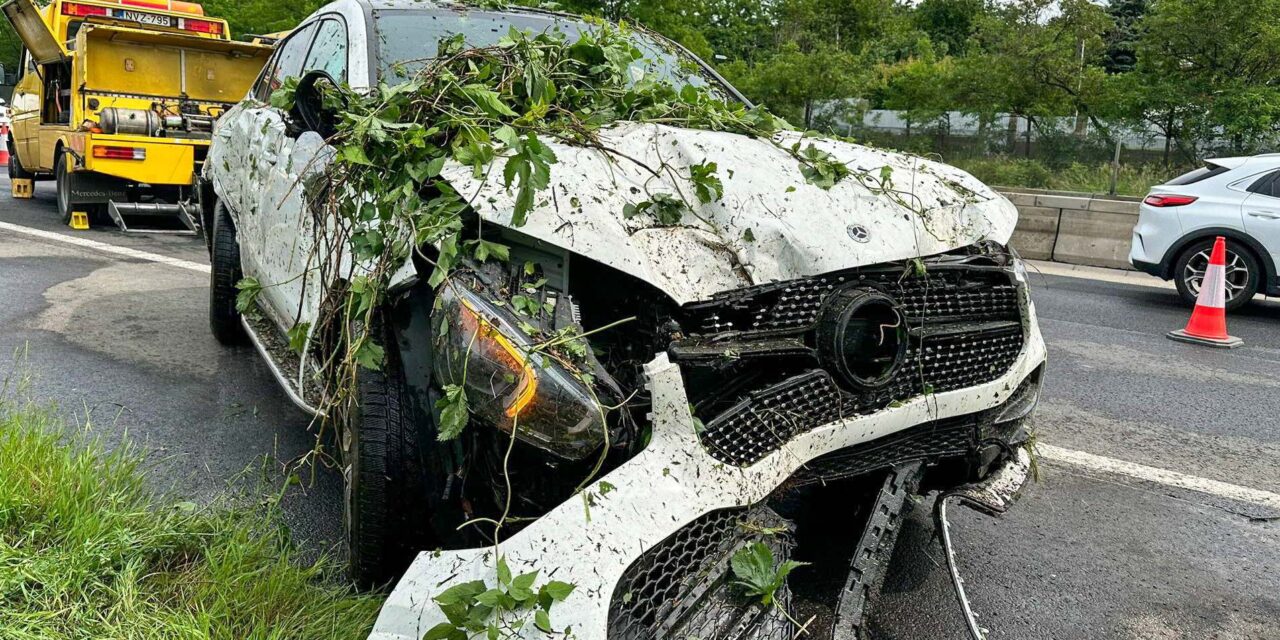 Lehajtott az autópályáról a fehér Mercedes, a fák közül kellett kiszabadítani – csúnya balesetsorozat az M3-ason