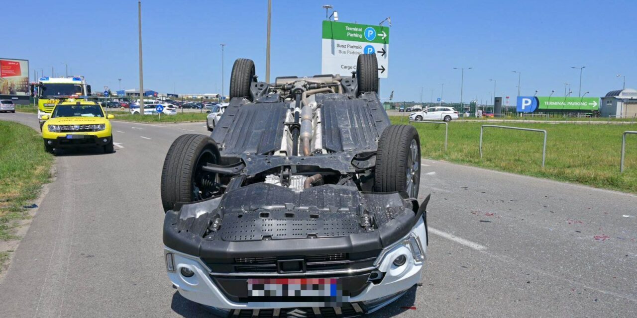 Nagy balesetet okozott az előzékenység, a feje tetejére borult a vétlen autó a reptéri bevezető úton