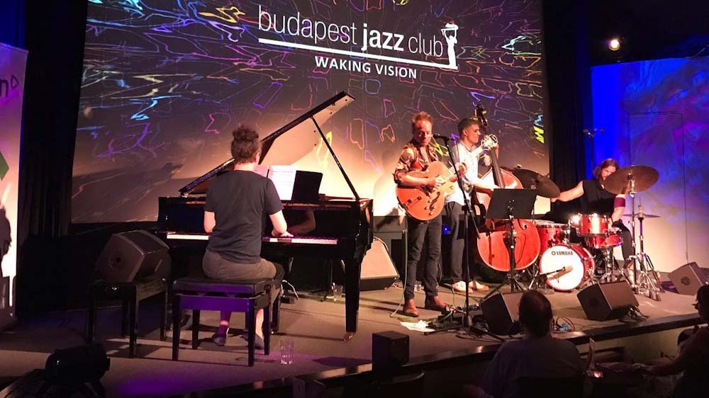 Mégis kinyithat a hétfőn bezárt a Budapest Jazz Club – 10 millió forintos rendkívüli támogatással segít a Fővárosi Önkormányzat, de „most már a kormányon a sor”