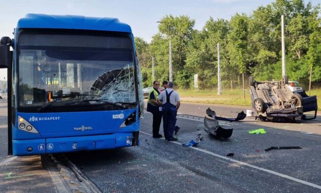 Csuklósbusznak ütközött a Suzuki az Örs vezér terénél – megsérült a buszsofőr és az Ignis két utasa is – helyszíni fotók
