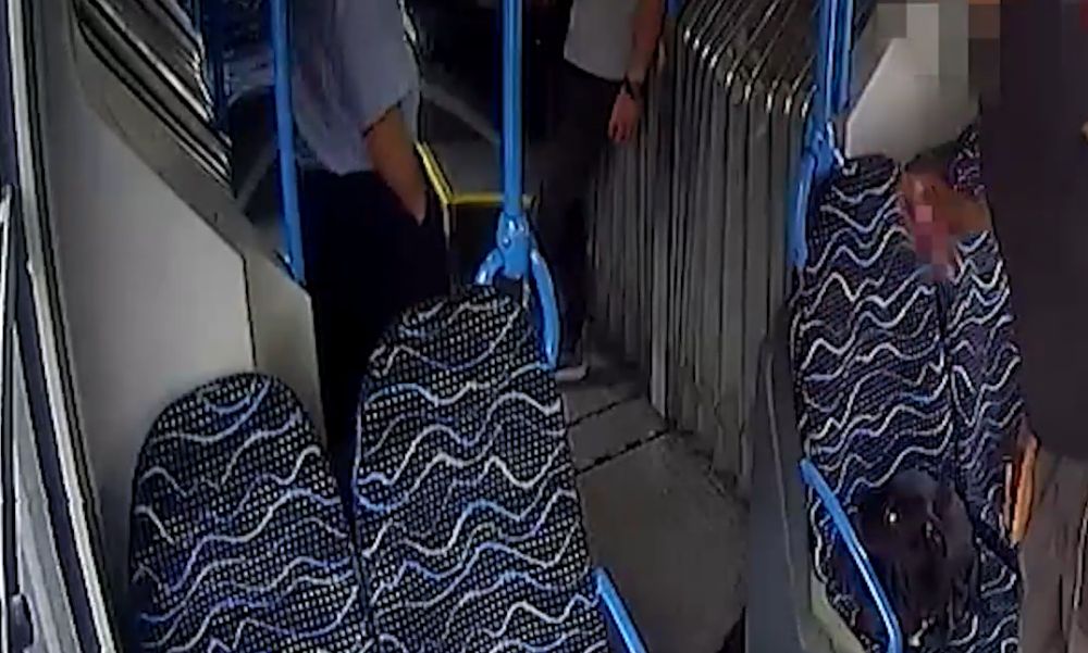 Dráma a 224-es járaton: hiába könyörgött segítségért a 17 éves lány, akit megfenyegettek a buszon