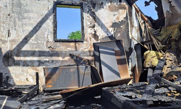 „Arra riadtam, hogy ég a fejem fölött a ház” – leégett az otthona, összeomlott az érdi kétgyermekes édesanya