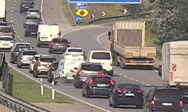 Hajmeresztő ütközés az M0 autóúton: elsodorta a kamionos az autót, kis híján tragédia történt – VIDEÓVAL!