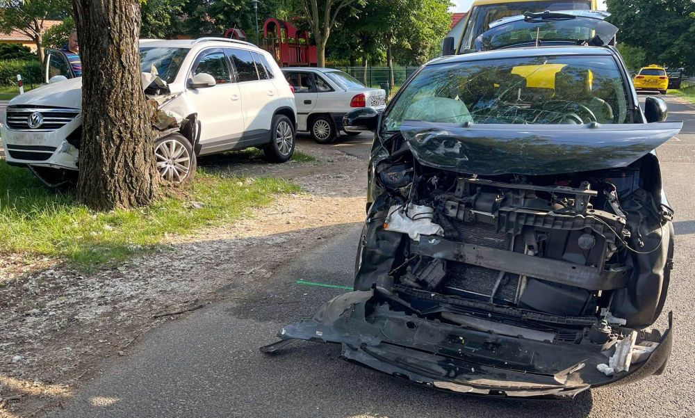 Kisautóval hajtott egy nő egy városi terepjáró elé Pestszentimrén, a vétlen autó sofőrjét egy fa állította meg – FOTÓK