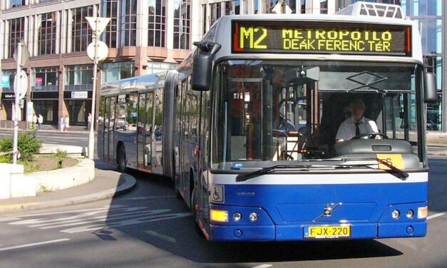 Újabb szín tűnik el Budapest utcáiról, péntektől nem közlekednek a klasszikus kék-szürke buszok