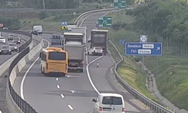 Későn váltott sávot egy autós az M2-esen, csúnya baleset lett belőle – VIDEÓ