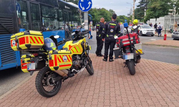 Hatalmas erővel rongyolt bele egy Suzukiba a 11-es busz Budapesten: a kocsi megpördült, majd egy terelőoszlopnak vágódott – fotók