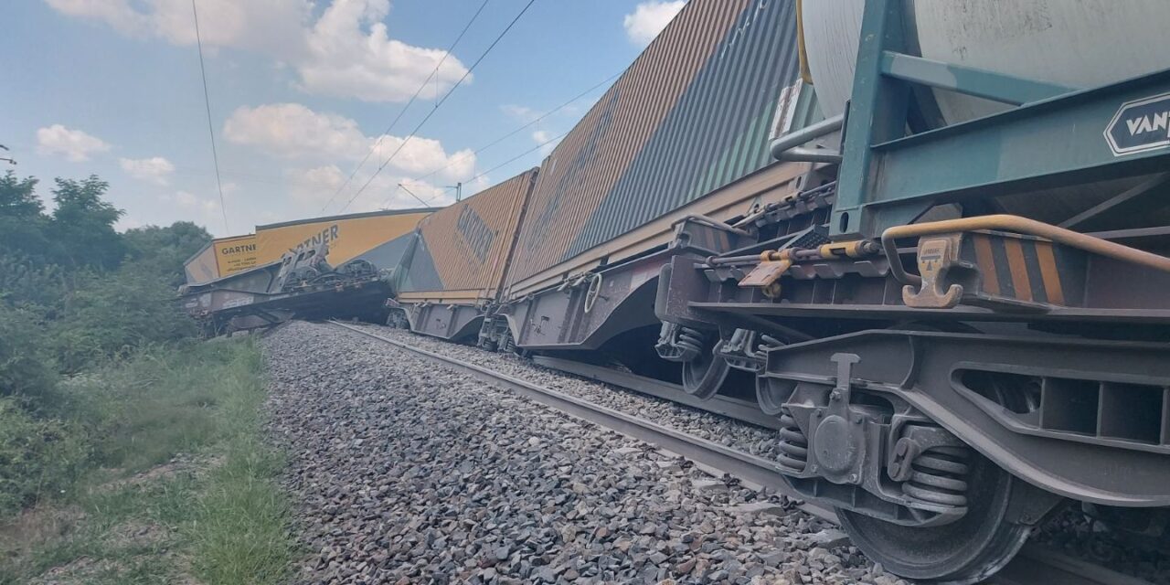 Nem mindennapi videó a Budapest és Békéscsaba között kisiklott tehervonatról