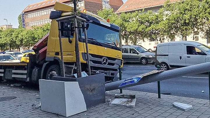Mindent letarolt az elszabadult teherautó a Váci út kivezető oldalán