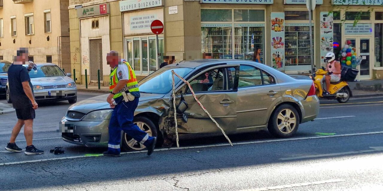 Megkülönböztető jelzéseket használó Volkswagen Multivan mikrobusz okozott balesetet az Üllői úton