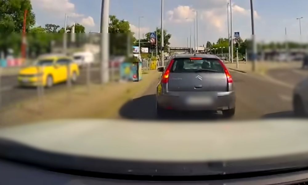 A telefonját babrálta egy sofőr a Soroksári úton, amikor zöldet mutatott a lámpa, a dudálásra büntetőfékezéssel válaszolt – VIDEÓ