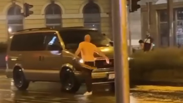 Rémisztő! Videón, ahogy egy magáról megfeledkezett, félig ruhátlan férfi riogatja az autósokat a Keleti pályaudvarnál