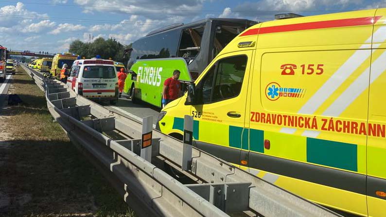 Budapestről indult busz ütközött Csehországban: egy ember meghalt, 70 pedig megsérült