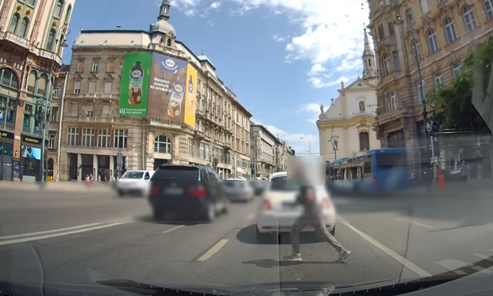 Szürreális jelenetek a Ferenciek terén: nekiszaladt egy mozgásban lévő autónak egy gyalogos – VIDEÓ
