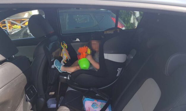 Kis híján tragédia történt a Balatonnál, a tűzoltóknak kellett kimenteni a forró autóból a kisgyereket