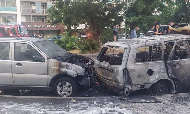 Lángoló autók a 13. kerületben: kigyulladt egy gépkocsi, majd két másik járműre is átterjedt a tűz – fotókkal