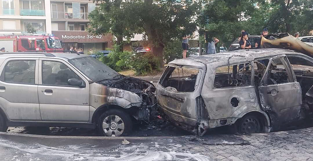 Lángoló autók a 13. kerületben: kigyulladt egy gépkocsi, majd két másik járműre is átterjedt a tűz – fotókkal