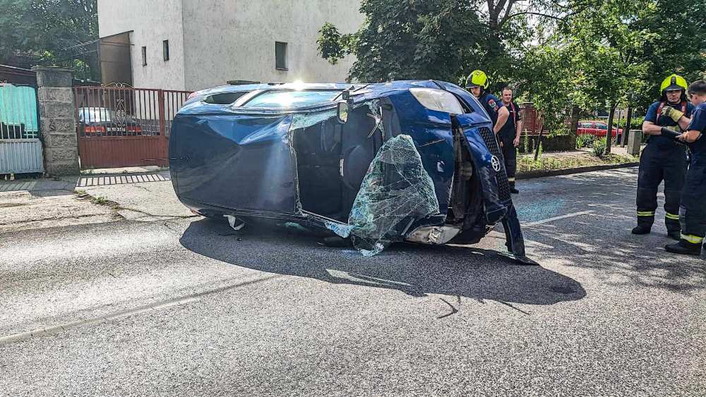 Nagy baleset lett az előzésből, az egyik sofőr beszorult a roncsba Kispesten