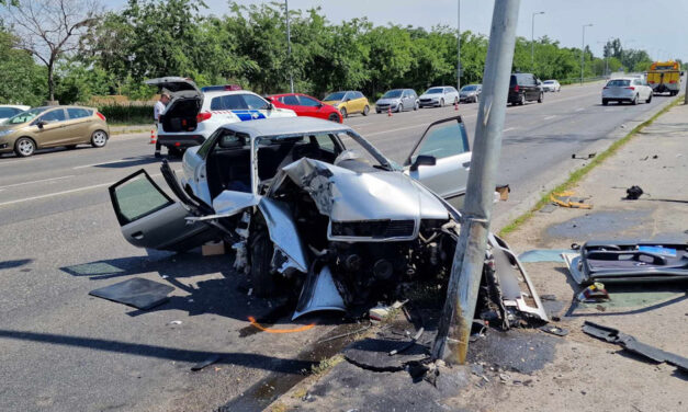 Negyven métert csúszott a járdán egy Audi, miután összeütközött egy másik autóval – Szinte mindent letarolt a 9. kerületi ütközés