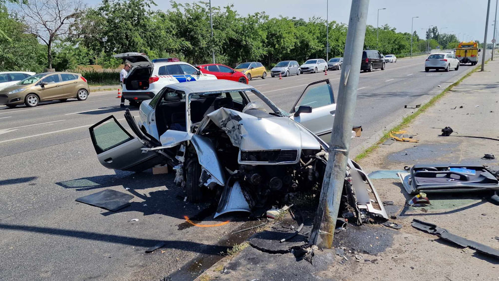 Negyven métert csúszott a járdán egy Audi, miután összeütközött egy másik autóval – Szinte mindent letarolt a 9. kerületi ütközés