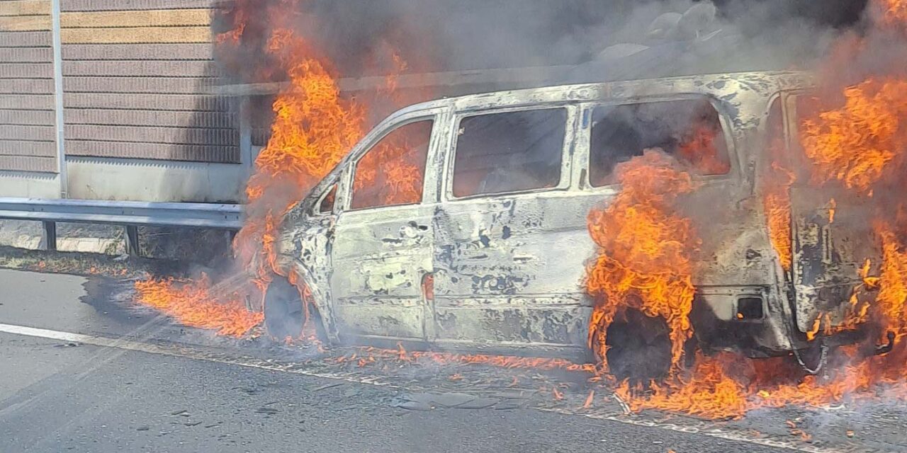 Felcsaptak a lángok az autópályán – teljesen kiégett egy autó az M3-ason, Gödöllő térségében