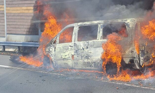 Felcsaptak a lángok az autópályán – teljesen kiégett egy autó az M3-ason, Gödöllő térségében