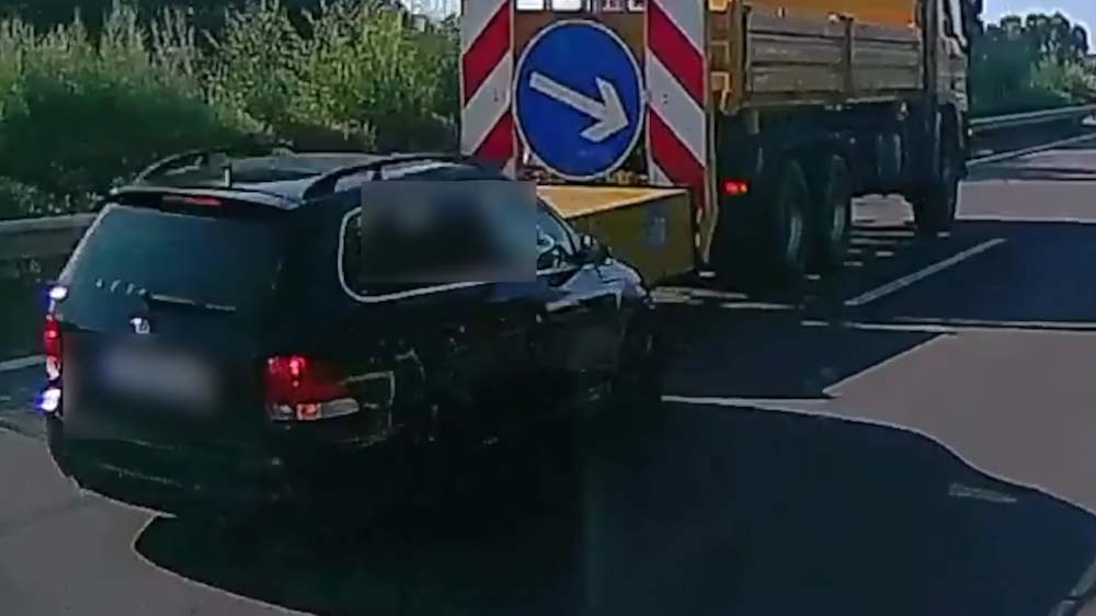 Videó készült arról, ahogy a Közút energiaelnyelőjébe ütközik egy autós az M5-ösön