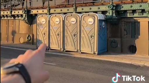 Életveszélyes mobil vécék a pesti rakparton – az utcára nyíltak az ajtók, a lakat jelentette a megoldást