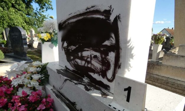 Értelmetlen rongálás a monori temetőben – a nyugdíjas elkövető nem mondta meg, miért festette össze a sírhelyeket
