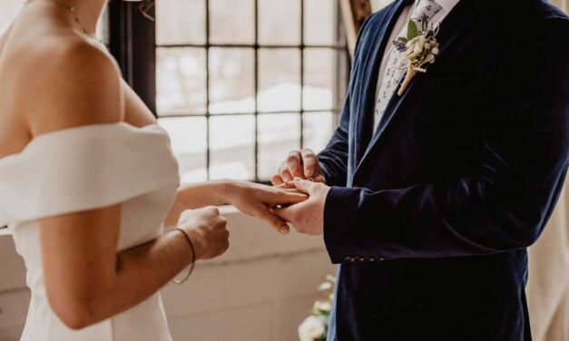 Szeretnél egyedi megjelenésű különleges karikagyűrűt? Válassz két színű gyűrűt!