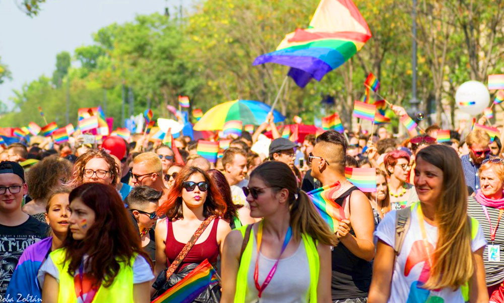 Szivárványba borul Budapest: mutatunk mindent, amit a mai Pride felvonulásról tudni kell