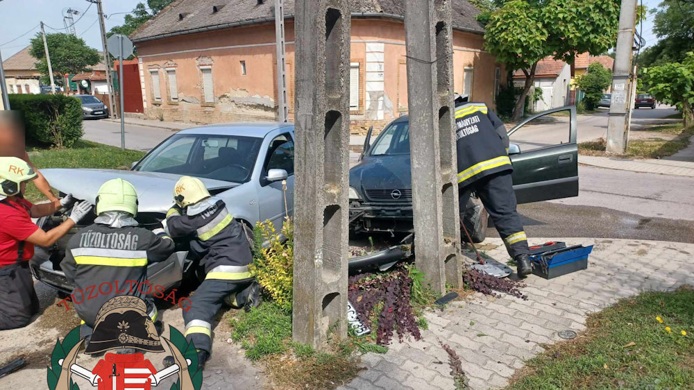 Durva ütközés volt Ráckevén, totálkárosra törtek a kocsik a karambol után