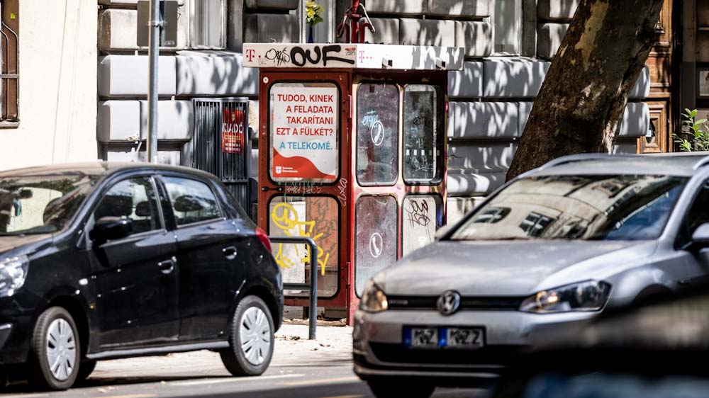 Új fejlemény: Megszólalt a Telekom a nyilvános WC-nek használt telefonfülkék ügyében