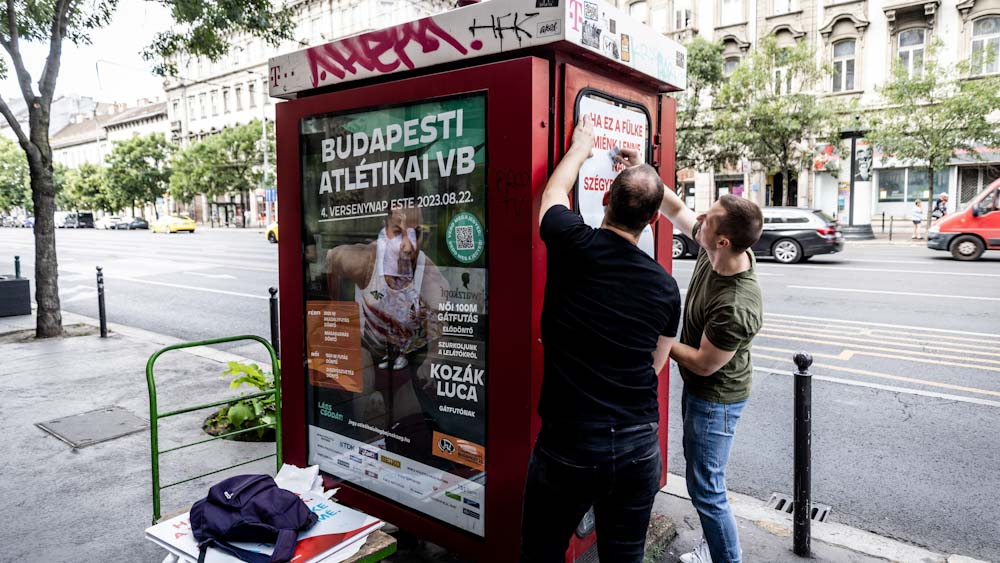 „Szerinted is úgy néz ki, mint egy nyilvános vécé?” – Nekiment a Telekomnak a fülkék állapota miatt Terézváros polgármestere