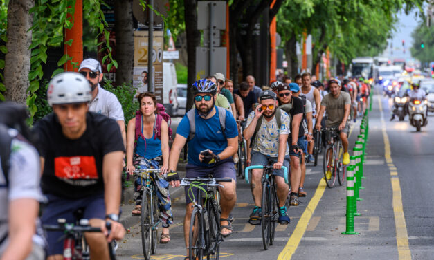 Már nem a járdát foglalják el: bringások és rolleresek lepték el az új kerékpársávokat az Üllői és a Váci úton