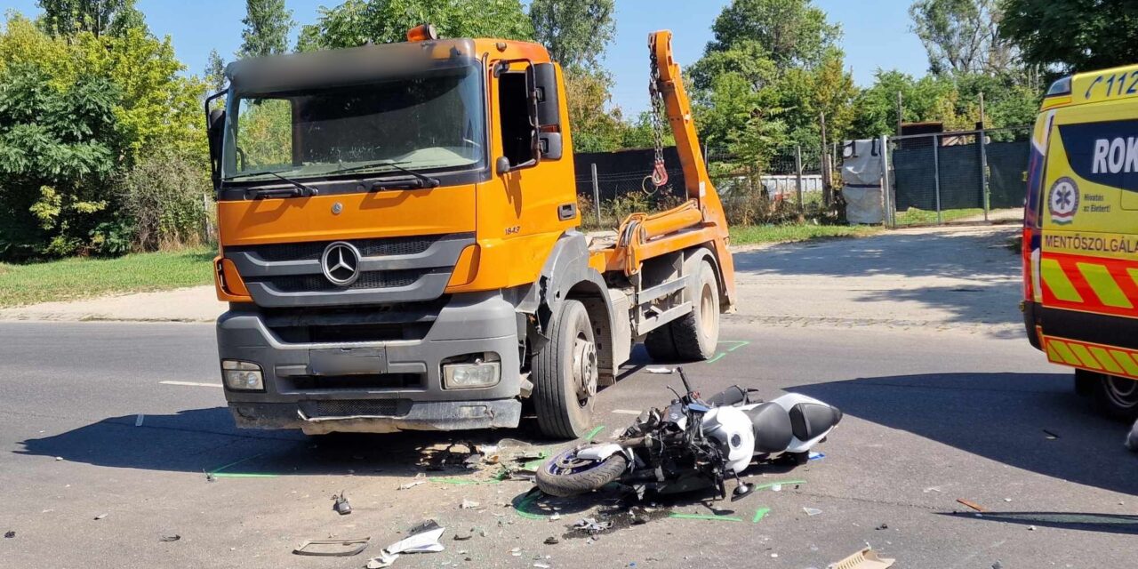 Horrorbaleset a 21. kerületben: teherautónak csapódott egy motoros, csoda, hogy életben maradt az ütközést követően