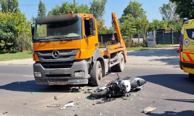 Horrorbaleset a 21. kerületben: teherautónak csapódott egy motoros, csoda, hogy életben maradt az ütközést követően